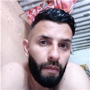 Profesor de educación física imparte clase a población de todas las edades